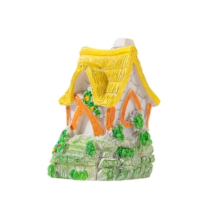 Miniature de chalet de forêt féerique avec toit de chaume jaune et murs en pierre