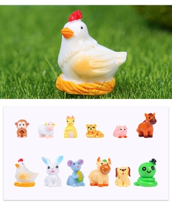 Gros plan de mignonnes figurines d'animaux en résine pour micro paysages et décorations