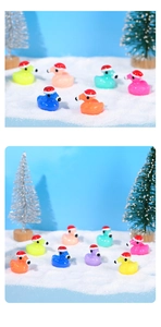 Dettaglio macro di anatre in resina colorata con cappelli di Babbo Natale DIY
