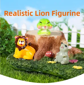 Figuras miniatura de resina de león, serpiente y ratón en un tronco de bosque