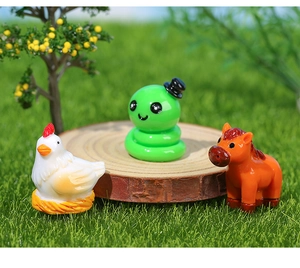 Kit miniature de paysage avec poule, chenille et cheval en résine sur socle bois