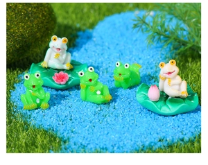 Miniature resin frogs set on lotus leaves for terrarium and aquarium landscape decor