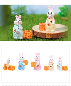 Λεπτομέρεια από λαγουδάκια ρητίνης με καλάθια για διακόσμηση γλάστρας παχύφυτων