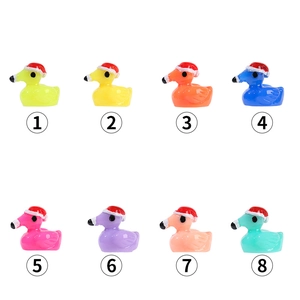 Set di 8 anatre natalizie in miniatura in resina colorata per decorazione micro paesaggi