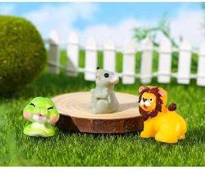 Miniaturas de resina de animales con león, serpiente y ratón en césped artificial