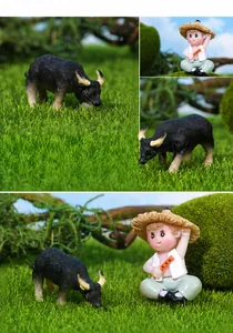 Détails de figurines miniatures en résine de berger et buffle sur gazon vert