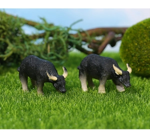 Detailaufnahme von zwei Miniatur-Büffelfiguren mit realistischer Fellstruktur aus Harz