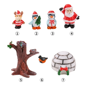 7-teiliges Miniatur Weihnachtsfiguren Set aus Harz mit Weihnachtsmann und Rentier