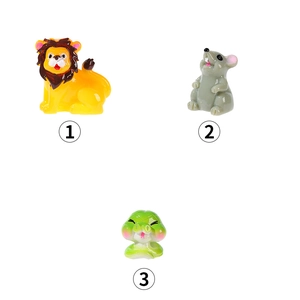 Set de figuras de animales en resina con león amarillo, ratón gris y serpiente verde