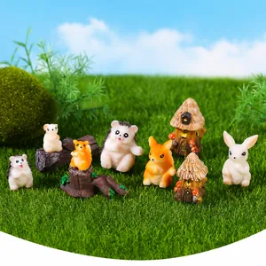 Figuras de resina en miniatura de erizos, ardillas y conejos en escena de bosque