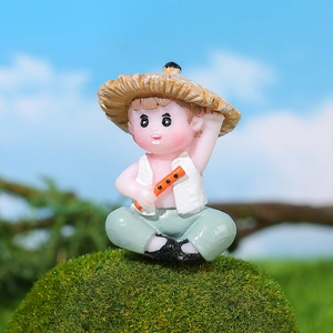 Miniatur-Jungenfigur aus Harz spielt Flöte für Feengarten und Schreibtischdekoration