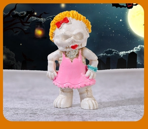 Dettaglio statuina ragazza scheletro in resina con vestito rosa per decoro di Halloween
