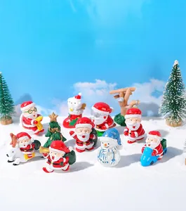 Dettaglio di miniature natalizie festive con figure di Babbo Natale e pupazzo di neve