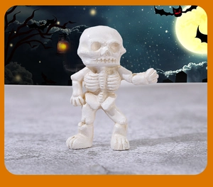 Dettaglio di una statuetta a teschio in resina su uno sfondo spaventoso di luna di Halloween