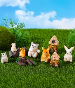 Set de figuras de jardín en miniatura con erizos, ardillas, conejos y pequeñas cabañas