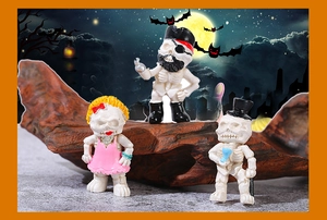 Dettaglio di tre figurine di scheletri di Halloween in resina per decorazioni spaventose