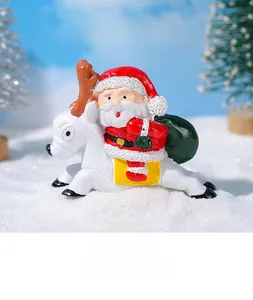 Dettaglio della statuina di Natale con Babbo Natale su renna e sacco di regali