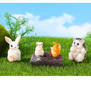 Animales en miniatura de resina con conejo ardilla y erizo sobre una base de madera