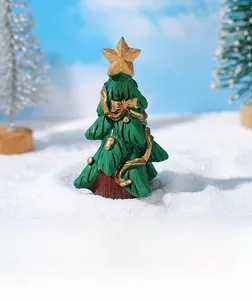 Mini albero di Natale con stella dorata e fiocco su base bianca effetto neve
