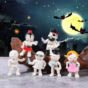 Set di 6 figurine scheletro di Halloween con pirata e dottore su sfondo di luna piena