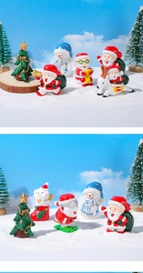 Primo piano di miniature natalizie in resina con Babbo Natale e pupazzo di neve
