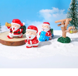 Scena natalizia in miniatura dettagliata con figurine di Babbo Natale e paesaggio