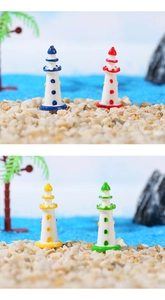 Dettaglio di fari mediterranei in miniatura in quattro colori per decoro acquario