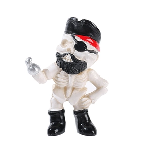 Statua divertente di teschio pirata in resina con cappello e gancio per Halloween
