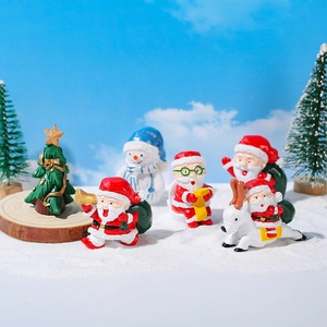 Set di miniature natalizie con Babbo Natale e pupazzo di neve per decorazioni micro paesaggi