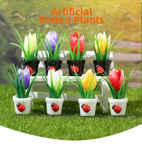 Miniatuur kleurrijke tulpenpotten met lieveheersbeestje detail op witte tuinbank