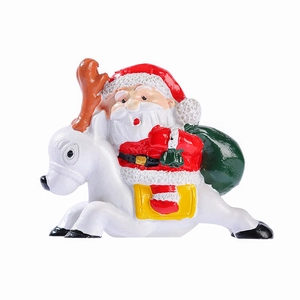 Statuina in miniatura di Babbo Natale su una renna per decorazione natalizia da tavolo