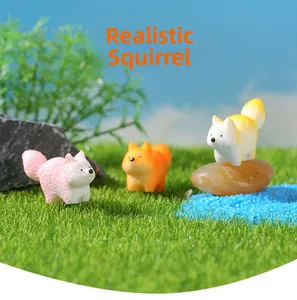 Tre simpatiche figurine di scoiattoli in miniatura per giardini fatati e decori