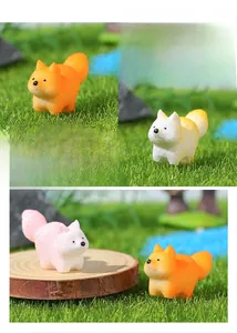 Dettaglio di simpatiche volpi in miniatura in resina dai colori vivaci per micro paesaggi