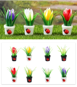 Dettaglio macro di tulipani in miniatura con coccinella per decorazioni micro