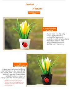 Handgemaakte gele tulp miniatuur van hars met lieveheersbeestje detail op de pot