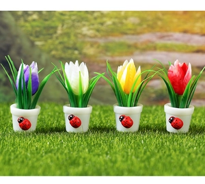 Set dettagliato di quattro vasi di tulipani in miniatura viola, bianchi, gialli e rossi