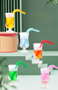 Lot de cinq gobelets de jus miniatures aux couleurs variées avec pailles et fruits