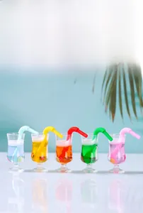 Vue détaillée de cinq mini tasses à jus colorées en résine pour bricolage de maison de poupée