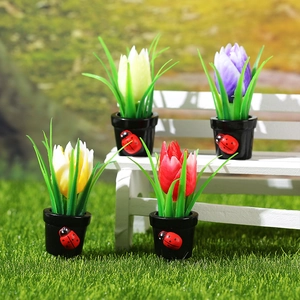 Miniature di tulipani in vaso con coccinelle decorative per micro paesaggi e scrivanie