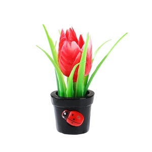 Miniatura di tulipano in vaso con dettaglio coccinella per decorazione da scrivania