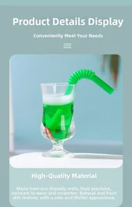 Détail d'un mini gobelet à jus en résine avec paille verte et motif de pastèque