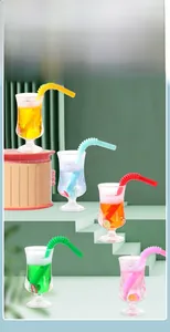 Miniatures de verres à cocktail colorés avec tranches de fruits pour travaux manuels