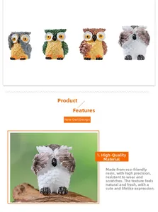 Vista detallada de cuatro figuritas de búhos en resina con texturas de plumas finas