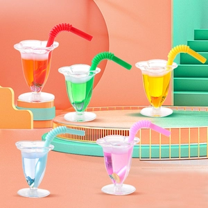Juego de cinco tazas de jugo en miniatura de colores para accesorios de casas de muñecas