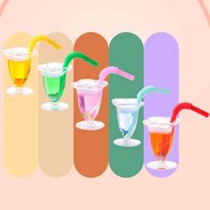 Miniaturas de vasos de jugo de frutas coloridos con pajitas para casa de muñecas