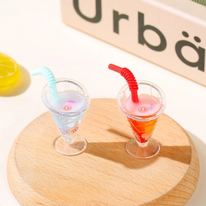 Miniatur bunte hawaiianische tropische Getränkemodelle mit Strohhalmen für Stranddeko