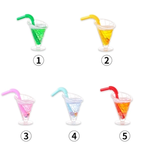 Miniatur Hawaiianische Cocktails Set mit bunten Getränken und Früchten für Puppenhäuser
