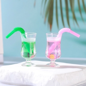 Mini verres à cocktail de poupée avec jus rose et vert pour bricolage et décoration