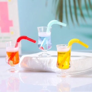 Modèles miniatures de cocktails en résine avec pailles en rouge, jaune et bleu