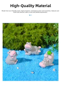 Trois adorables hippopotames miniatures en résine jouant avec des balles colorées